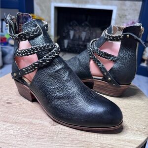 Anthropologie UXIBAL Women’s Black Leather Ankle Boots size 9 Strappy